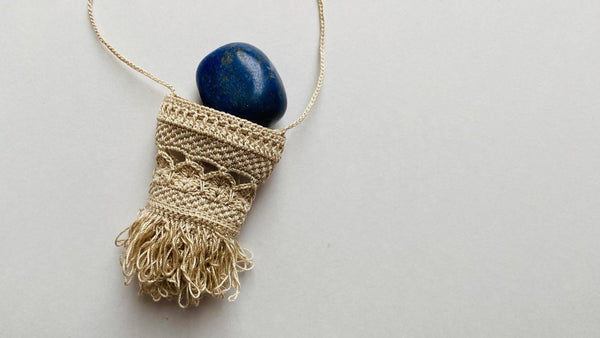 秩序と余白、律動を感じて -manamiの糸編みアクセサリー