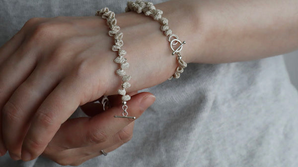 美しく身に纏う 絹糸と銀のアクセサリー