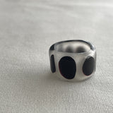 ガラスのボリュームリング/黒ドットc