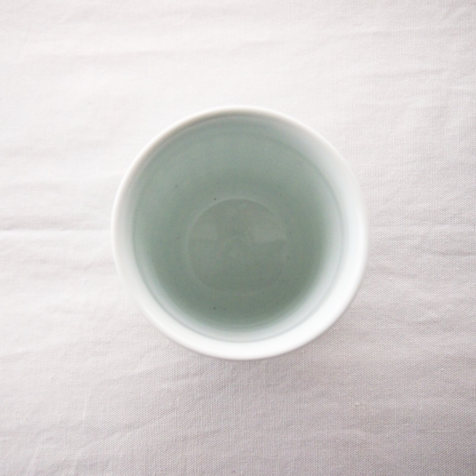 白磁鎬手湯呑み – SIROKU